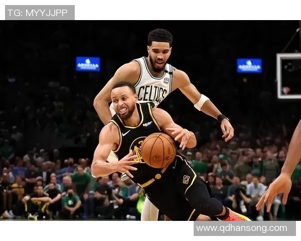 经典库有引力！库里连得5分之后 连续利用引力助队友上空篮